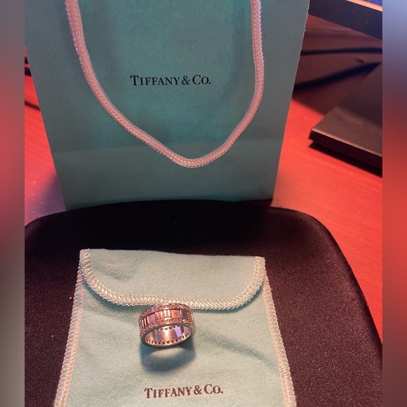 Gently WornTIFFANY & Co. 18K White Gold Full Circle
Diamond Atlas Ring Size 7.5. - Picture 2 of 6